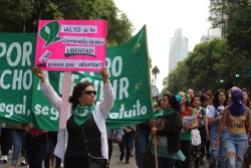 Mujeres organizadas marchan por la despenalización del aborto