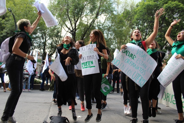 Adolescentes y mujeres jóvenes marcharon para que el aborto sea ley